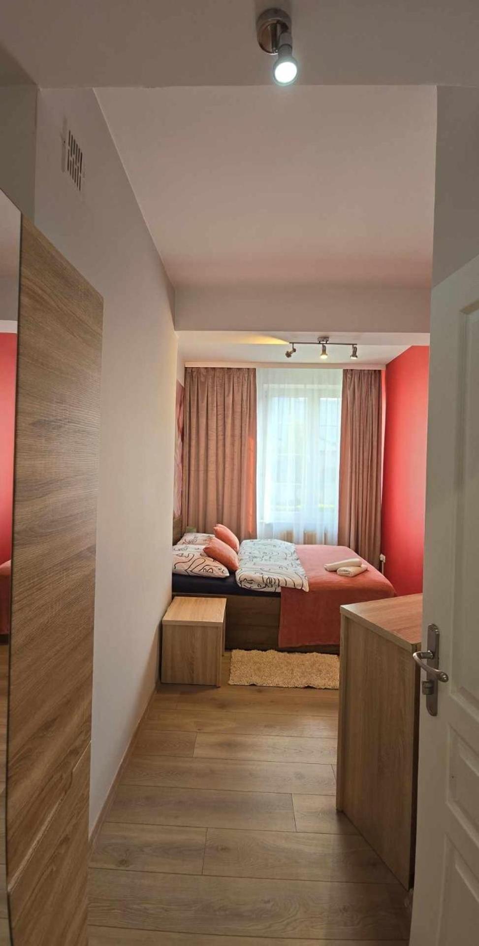 Apartment Pod 12 *